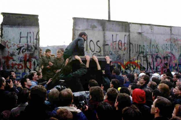 Long Live The American Revolution! - The Berlin Wall Falls
